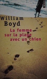 La femme sur la plage avec un chien
